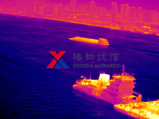 使用格物优信红外热像仪远距离拍摄的长江游轮热像图